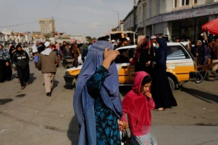 Ilustrasi: Seorang wanita Afghanistan dan seorang anak perempuan melintas di sebuah jalan di Kabul, Afghanistan, (09/11/2022. (Foto: Ant/Reuters/Ali Khara/as).