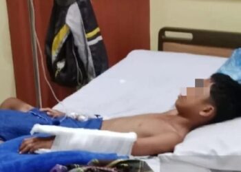 Seorang siswa SMP berinisial W, korban pembacokan sedang dirawat di rumah sakit. (Foto: Ant.).