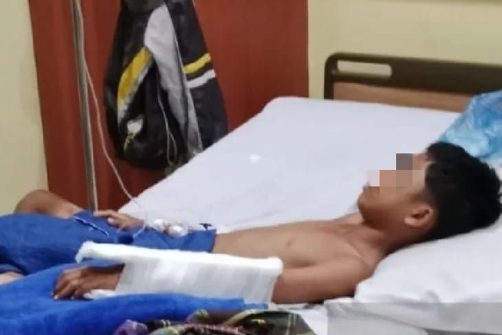 Seorang siswa SMP berinisial W, korban pembacokan sedang dirawat di rumah sakit. (Foto: Ant.).