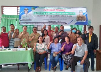 Usai kegiatan, peserta Musyawarah Kelurahan Aek Nauli, Kecamatan Siantar Selatan, Kota Pematang Siantar, berfoto bersama. (Foto: Holong Hutagaol).