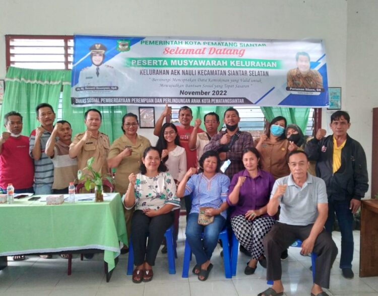 Usai kegiatan, peserta Musyawarah Kelurahan Aek Nauli, Kecamatan Siantar Selatan, Kota Pematang Siantar, berfoto bersama. (Foto: Holong Hutagaol).