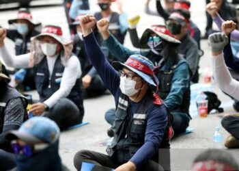 Ilustrasi - Anggota serikat Solidaritas Pengemudi Truk Kargo mengikuti aksi protes di depan pabrik Kia Motor di Gwangju, Korea Selatan, (10/06/2022) lalu. (Foto: Ant/Yonhap via Reuters/as).