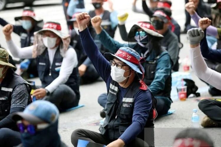 Ilustrasi - Anggota serikat Solidaritas Pengemudi Truk Kargo mengikuti aksi protes di depan pabrik Kia Motor di Gwangju, Korea Selatan, (10/06/2022) lalu. (Foto: Ant/Yonhap via Reuters/as).
