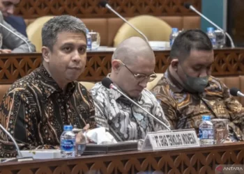 Presiden Direktur Grab Indonesia, Ridzki Kramadibrata (kiri) dan CEO PT Teknologi Perdana Indonesia (Maxim), Vadim Lunusov Maxim (tengah) mengikuti Rapat Dengar Pendapat Umum dengan Komisi V DPR RI di Kompleks Parlemen, Senayan, Jakarta, Senin (07/11/2022). (Foto: ANTARA: Muhammad Adimaja/wsj).