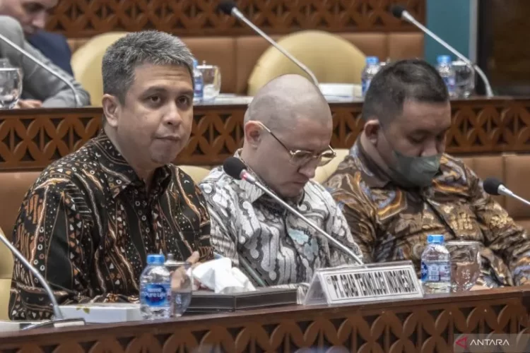 Presiden Direktur Grab Indonesia, Ridzki Kramadibrata (kiri) dan CEO PT Teknologi Perdana Indonesia (Maxim), Vadim Lunusov Maxim (tengah) mengikuti Rapat Dengar Pendapat Umum dengan Komisi V DPR RI di Kompleks Parlemen, Senayan, Jakarta, Senin (07/11/2022). (Foto: ANTARA: Muhammad Adimaja/wsj).
