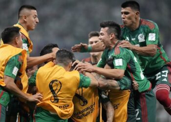 Selebrasi para pemain Meksiko usai mencetak gol ke gawang Arab Saudi pada laga ketiga Grup C Piala Dunia 2022, Kamis (01/12/2022) WIB. [Foto: (c) AP/Moises Castillo].