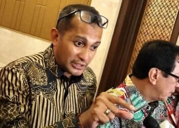Wakil Menteri Hukum dan Hak Asasi Manusia (Wamenkumham) Prof. Edward Omar Sharif Hiariej saat diwawancarai awak media massa di Jakarta, Senin (12/12/2022). (Foto: Ant./Muhammad Zulfikar).
