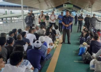 Pelaksana Fungsi Konsuler I Konsulat RI di Tawau, Calderon Dalimunthe melakukan pendampingan kepada para WNI di Malaysia yang akan dideportasi melalui Pelabuhan Tawau di Sabah, Malaysia, Kamis (15/12/2022). (Foto: Ant./HO-Konsulat RI Tawau).