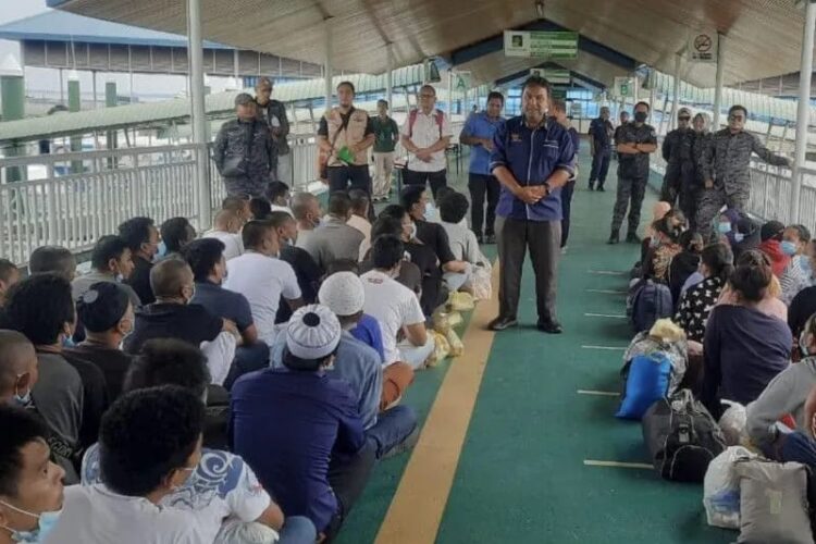 Pelaksana Fungsi Konsuler I Konsulat RI di Tawau, Calderon Dalimunthe melakukan pendampingan kepada para WNI di Malaysia yang akan dideportasi melalui Pelabuhan Tawau di Sabah, Malaysia, Kamis (15/12/2022). (Foto: Ant./HO-Konsulat RI Tawau).