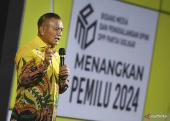 Sekjen Partai Golkar, Lodewijk F. Paulus memberi arahan saat menghadiri Rapat Koordinasi Nasional (Rakornas) bidang Media dan Penggalangan Opini (MPO) Partai Golkar di Jakarta, Senin (21/11/2022). (Foto: Ant./Hafidz Mubarak A/tom).
