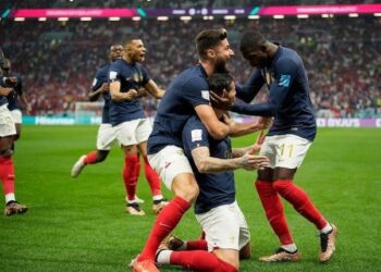 Selebrasi Timnas Prancis menyambut gol Theo Hernandez di laga semifinal Piala Dunia 2022 versus Maroko, Kamis (15/12/2022). (Foto: Bola.net (c) AP Photo/Christophe Ena).