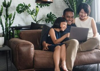 Ilustrasi: Berkumpul bersama keluarga di rumah pada libur akhir pekan. (Foto:  CNN/iStock/Bearinmind).
