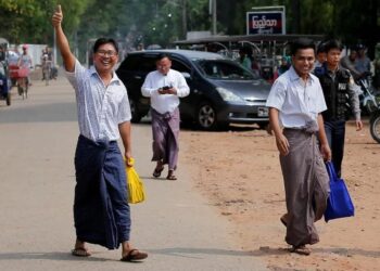 Wartawan Reutes, Wa Lone dan Kyaw Soe Oo tersenyum berjalan bebas sat keluar dari penjara Insein setelah menerima pengampunan di Yangon, Myanmar. (Foto: Arsip Reuters/Stringer).