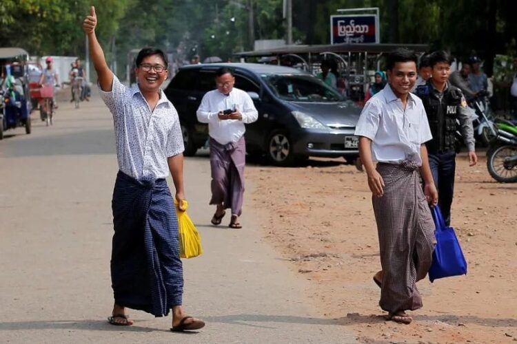 Wartawan Reutes, Wa Lone dan Kyaw Soe Oo tersenyum berjalan bebas sat keluar dari penjara Insein setelah menerima pengampunan di Yangon, Myanmar. (Foto: Arsip Reuters/Stringer).