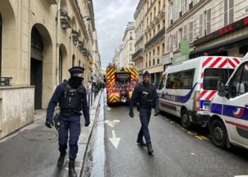 Polisi Prancis dan petugas pemadam kebakaran mengamankan jalan setelah penembakan massal yang menewaskan tiga orang dan melukai beberapa orang lainnya di distrik pusat Paris, Prancis, (23/12/2022). (Foto: Ant/Reiters/Juliette Jabkhiro/as).