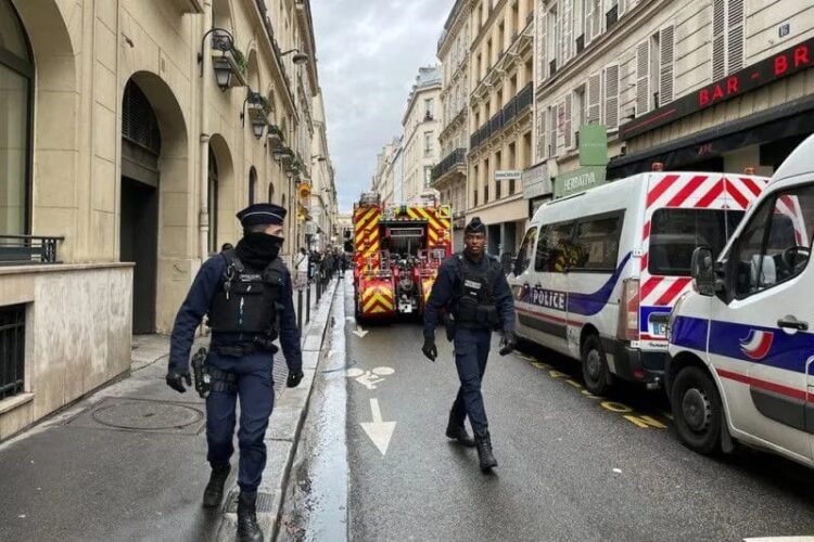 Polisi Prancis dan petugas pemadam kebakaran mengamankan jalan setelah penembakan massal yang menewaskan tiga orang dan melukai beberapa orang lainnya di distrik pusat Paris, Prancis, (23/12/2022). (Foto: Ant/Reiters/Juliette Jabkhiro/as).