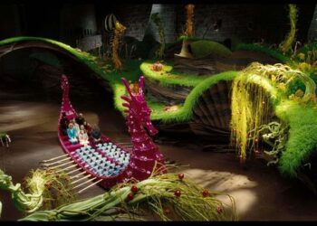 Rekomendasi film Natal bertema keluarga, salah satunya Charlie and The Chocolate Factory (Foto: CNN Indonesia/Photo courtesy of Warner Bros. Entertainment Inc.).