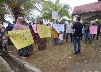 Warga Lhokseumawe berunjuk Rasa menolak keberadaan imigran Rohingya. (Foto. Antara).