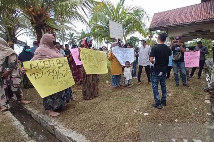 Warga Lhokseumawe berunjuk Rasa menolak keberadaan imigran Rohingya. (Foto. Antara).
