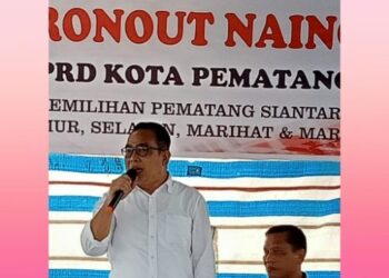 Astronout Nainggolan, anggota DPRD Kota Pematang Siantar sedang menyampaikan paparan (atas). Warga peserta reses dengan antusias mendengar paparan dari Astronout Nainggolan (bawah). (Foto: Sandro Simamora).