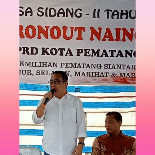 Astronout Nainggolan, anggota DPRD Kota Pematang Siantar sedang menyampaikan paparan (atas). Warga peserta reses dengan antusias mendengar paparan dari Astronout Nainggolan (bawah). (Foto: Sandro Simamora).