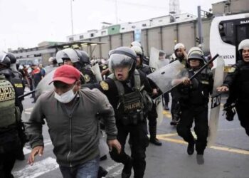 Pengunjuk rasa dan polisi bentrok setelah Kongres memilih untuk menggulingkan Presiden Peru, Pedro Castillo di Lima, Peru, Rabu (7/12/2022). (Foto: Ant. dari Reuters/Gerardo Marin/rwa).