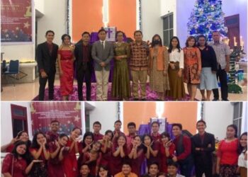 Dosen, Pendeta, Panitia, mewakili Alumni, dan orangtua berfoto bersama usai ibadah Natal (atas) & Para mahasiswa berfoto bersama usai acara ibadah Natal (bawah). (Foto: Corry Ningsih, S.S).