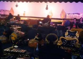 Sebanyak 12 dalang asli Desa Kurung tampil memeriahkan pagelaran wayang tahun baru 2023 di Lapangan Desa Kurung pada Sabtu (31/12/2022) malam.