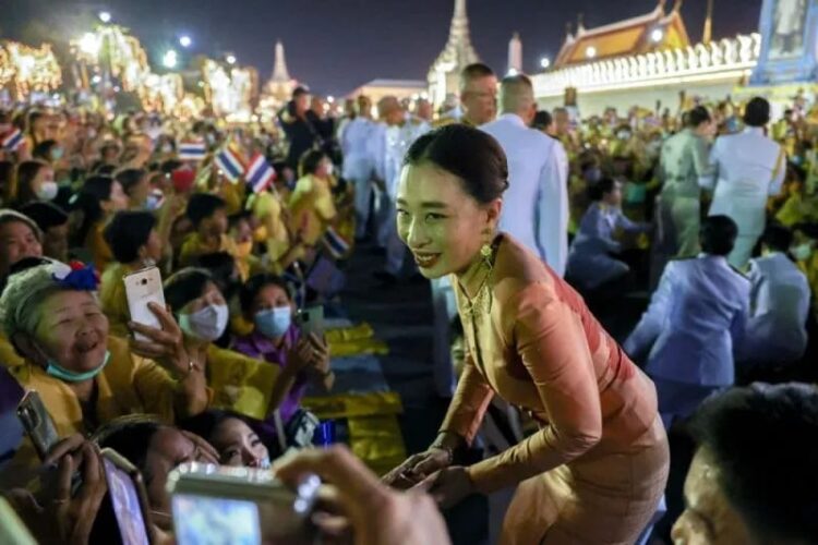Putri Thailand, Bajrakitiyabha saat sedang menyapa warga di The Grand Palace di Bangkok, Thailand. (Foto: Ant./Reuters/Athit Perawongmetha/as/arsip).