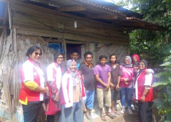 Tim Rumah Aspirasi Sahabat Novri Aritonang berfoto bersama keluarga yang tinggal di rumah tidak layak huni lagi, juga salah seorang warga, dan Gamot Dusun II Nagori Baliju, Kecamatan Tanah Jawa, Kabupaten Simalungun, Provinsi Sumatera Utara. (Foto: Marolop Nainggolan-LimaSisiNews).