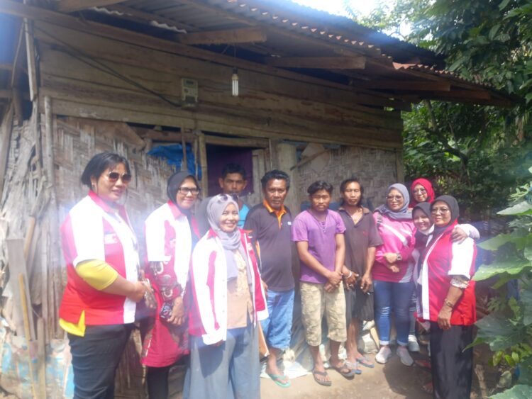 Tim Rumah Aspirasi Sahabat Novri Aritonang berfoto bersama keluarga yang tinggal di rumah tidak layak huni lagi, juga salah seorang warga, dan Gamot Dusun II Nagori Baliju, Kecamatan Tanah Jawa, Kabupaten Simalungun, Provinsi Sumatera Utara. (Foto: Marolop Nainggolan-LimaSisiNews).