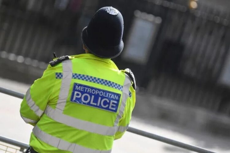Ilustrasi: Petugas Polisi Metropolitan berjaga di Westminster, London, Inggris, (01/10/202. (Foto: Arsip Ant./Reuters/Toby Melville/as).