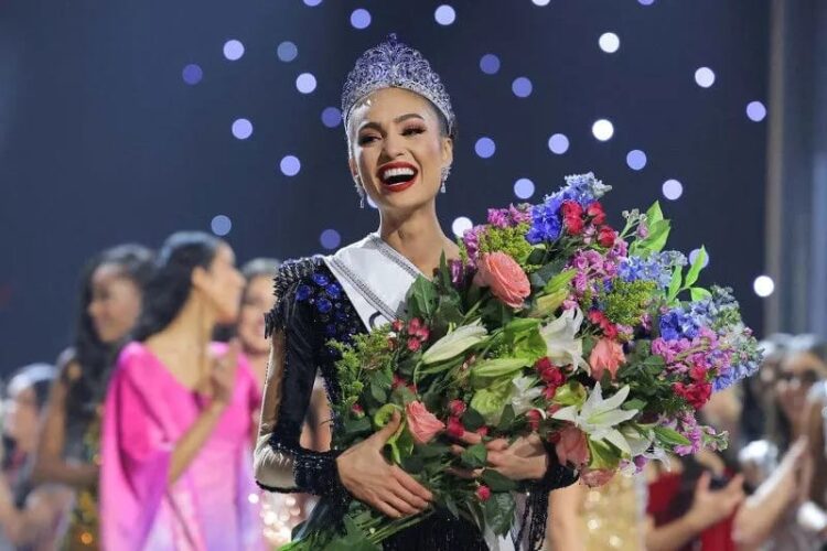Miss USA, R'Bonney Nola Gabriel dinobatkan sebagai Miss Universe saat kontes Miss Universe ke-71 di New Orleans, Louisiana, AS (14/01/2023). (Foto: Ant./Reuters/Jonathan Bachman/aww.).