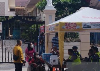 Polisi sedang bertugas menjaga gereja Katedral Medan saat ibadah Tahun Baru 2023 berlangsung (Foto: Ant.)