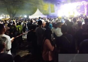 Ribuan warga Medan menyaksikan kembang api yang berwarna-warni yang ditembakkan ke udara. (Foto: Ant.).
