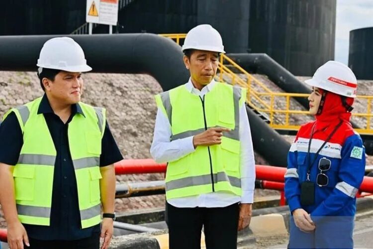 Presiden Joko Widodo (tengah) berbincang dengan Direktur Utama PT Pertamina (Persero) Nicke Widyawati (kanan) dan Menteri BUMN Erick Thohir saat meninjau kawasan PT Pertamina Hulu Rokan Dumai, Kota Dumai, Riau, Kamis (5/1/2023). ANTARA/HO-Biro Pers Setpres/am.