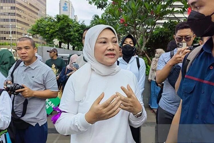 Menteri Ketenagakerjaan (Menaker), Ida Fauziyah di sela-sela acara Penandatanganan Petisi Perlindungan Anak yang digelar di depan Gedung Sarinah, Jakarta Pusat, Minggu (08/01/2023). (Foto: Ant./Melalusa Susthira K/aa.)