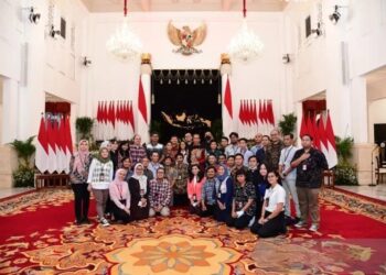 Presiden Joko Widodo bersilaturahmi dengan para wartawan di Istana Negara, Jakarta, Selasa petang (10/01/2023). (Foto: Ant./Mentari Dwi Gayati).