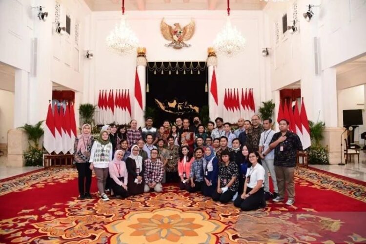 Presiden Joko Widodo bersilaturahmi dengan para wartawan di Istana Negara, Jakarta, Selasa petang (10/01/2023). (Foto: Ant./Mentari Dwi Gayati).