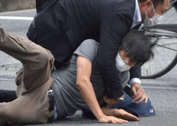 Petugas menangkap lelaki yang diduga menembak mantan PM Jepang, Shinzo Abe di Yamato Saidaiji Station in Nara, Nara Prefecture, Jepang, Jumat (08/07/2022). (Foto: Ant Foto/The Yomiuri Shimbun/via Reuters/foc.).