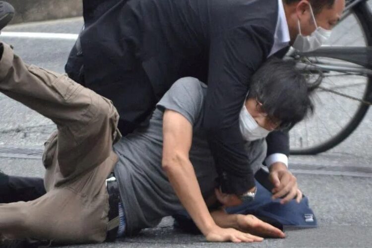 Petugas menangkap lelaki yang diduga menembak mantan PM Jepang, Shinzo Abe di Yamato Saidaiji Station in Nara, Nara Prefecture, Jepang, Jumat (08/07/2022). (Foto: Ant Foto/The Yomiuri Shimbun/via Reuters/foc.).