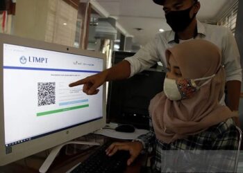 Ilustrasi - Calon mahasiswa dibantu petugas mengakses informasi hasil Seleksi Bersama Masuk Perguruan Tinggi Negeri (SBMPTN). (Foto: Ant. Foto/Maulana Surya/aww).