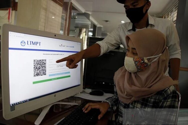 Ilustrasi - Calon mahasiswa dibantu petugas mengakses informasi hasil Seleksi Bersama Masuk Perguruan Tinggi Negeri (SBMPTN). (Foto: Ant. Foto/Maulana Surya/aww).