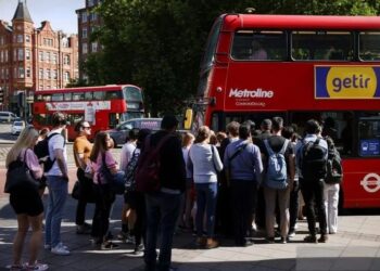 Warga antre menggunakan bus di luar Stasiun Waterloo, pada hari pertama mogok jaringan kereta, London, Inggris, Selasa (21/06/2022). (Foto: Arsip Ant/Reuters/Henry Nicholls/foc).