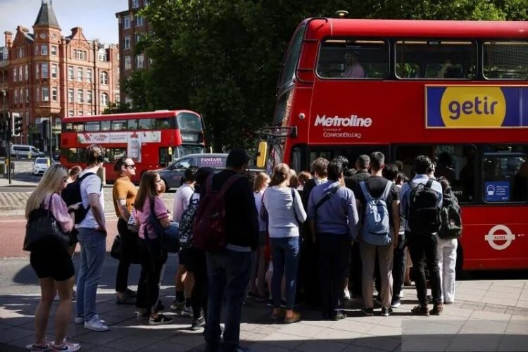 Warga antre menggunakan bus di luar Stasiun Waterloo, pada hari pertama mogok jaringan kereta, London, Inggris, Selasa (21/06/2022). (Foto: Arsip Ant/Reuters/Henry Nicholls/foc).