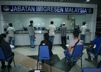 Departemen Imigrasi Malaysia (JIM) membuka konter rekalibrasi pulang di Kuala Lumpur International Airport (KLIA), Kamis (10/01/2023), untuk memudahkan pengurusan dokumen Pekerja Asing Tanpa Izin (PATI) termasuk pekerja non prosedural dari Indonesia untuk pemulangan ke tanah air. (Foto: Ant./Agus Setiawan).
