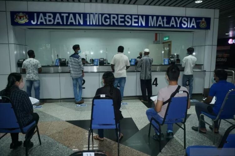 Departemen Imigrasi Malaysia (JIM) membuka konter rekalibrasi pulang di Kuala Lumpur International Airport (KLIA), Kamis (10/01/2023), untuk memudahkan pengurusan dokumen Pekerja Asing Tanpa Izin (PATI) termasuk pekerja non prosedural dari Indonesia untuk pemulangan ke tanah air. (Foto: Ant./Agus Setiawan).