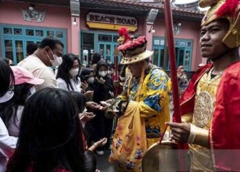Petugas membagikan kue keberuntungan kepada pengunjung di kawasan Pantjoran Pantai Indah Kapuk (PIK), Jakarta, Minggu (22/01/2023). (Foto: Ant./Aprillio Akbar/rwa.).