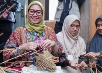 Direktur Keuangan PLN Sinthya Roesly (paling kiri) yang juga Ketua Umum Srikandi PLN saat berada di Kampung Purun Banjarbaru, Kalimantan Selatan, Sabtu (04/02/2023). (Foto:  Ant/Ho-PLN UID Kalselteng).