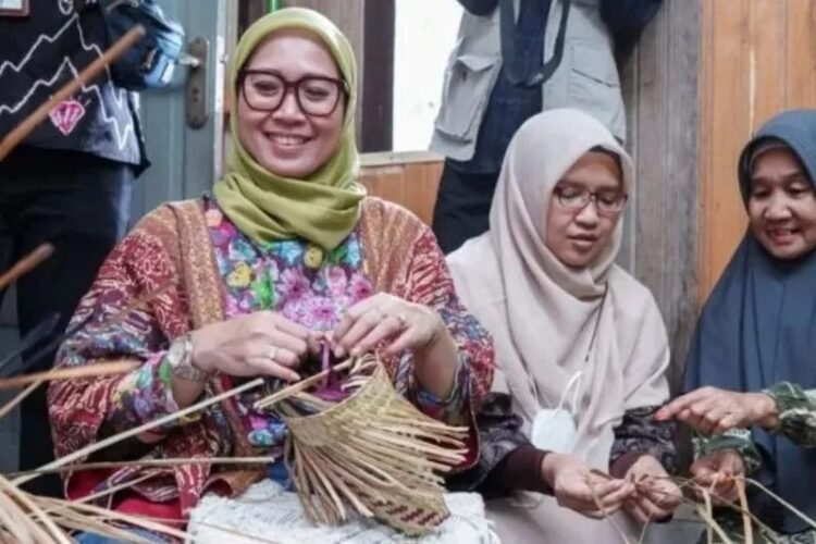 Direktur Keuangan PLN Sinthya Roesly (paling kiri) yang juga Ketua Umum Srikandi PLN saat berada di Kampung Purun Banjarbaru, Kalimantan Selatan, Sabtu (04/02/2023). (Foto:  Ant/Ho-PLN UID Kalselteng).